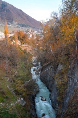 Kayalıklarla ve kayalar, arasında vahşi nehir akarsu Enguri, Mestia, Svaneti, Gürcistan sonbahar zamanında.