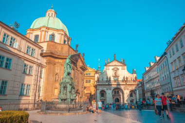 Prague, Çek Cumhuriyeti - 20.08.2018: kare Prag'daki Charles Köprüsü yakınlarında.