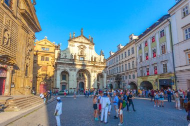 Prague, Çek Cumhuriyeti - 20.08.2018: kare Prag'daki Charles Köprüsü yakınlarında.