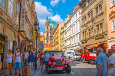 Prague, Çek Cumhuriyeti - 20.08.2018: sokakta Prag'da turistler için bekleyen eski kırmızı araba.