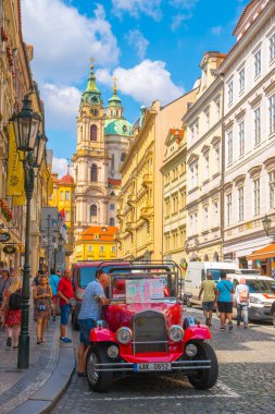 Prague, Çek Cumhuriyeti - 20.08.2018: sokakta Prag'da turistler için bekleyen eski kırmızı araba.