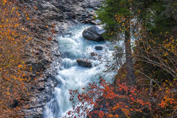 Wilder Fluss Zwischen Klippen Und Felsen Enguri Herbstzeit Der Mestia — Stockfoto
