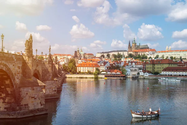 Прага Чехия 2018 Пешеходы Карлов Мост Через Реку Влтаву Праге — стоковое фото