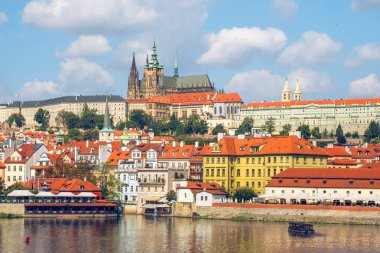 Güzel yaz günü Vitava Nehri Prag, Prag, Çek Cumhuriyeti - 20.08.2018: görünümüne.