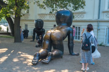Prague, Çek Cumhuriyeti - 20.08.2018: üç büyük bronz bebek heykeller çek sanatçı David Cerny tarafından. Prag'da Kampa adada Park.