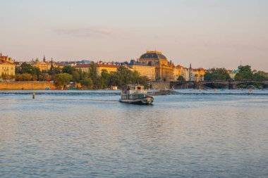 Güzel yaz günü Vitava Nehri Prag, Prag, Çek Cumhuriyeti - 20.08.2018: görünümüne.