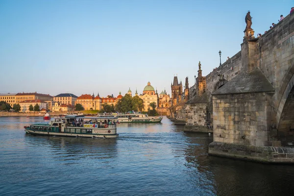 Praha Česká Republika 2018 Chodci Pouze Karlův Most Přes Řeku — Stock fotografie