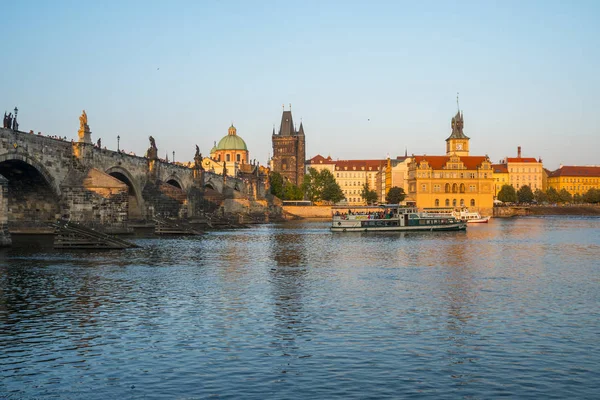 Praga Repubblica Ceca 2018 Solo Pedoni Ponte Carlo Sulla Moldava — Foto Stock