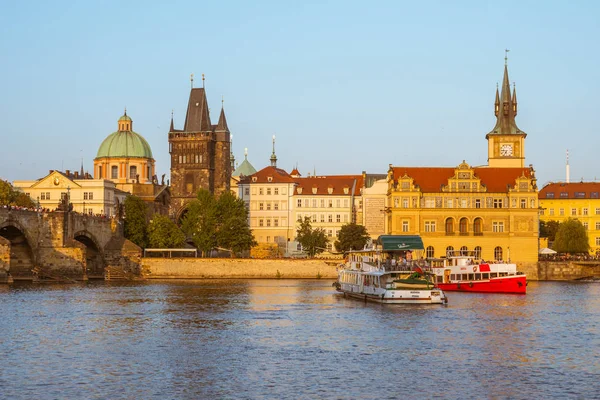 Prague Çek Cumhuriyeti 2018 Yayalar Tek Charles Köprüsü Üzerinden Vltava — Stok fotoğraf