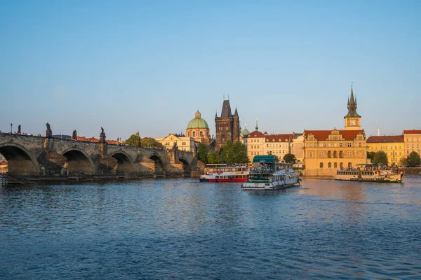 Prag Tjeckien 2018 Fotgängare Bara Karlsbron Över Vltava Floden Prag — Stockfoto