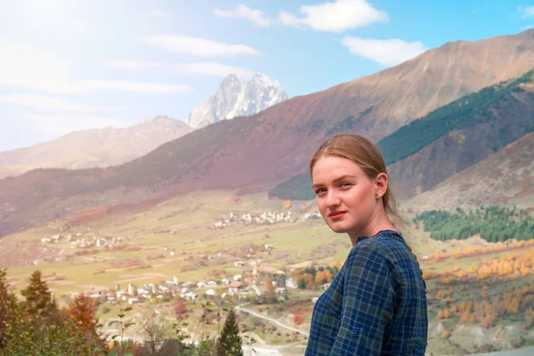 Belle Fille Blonde Sur Fond Mont Ushba Montagnes Svaneti Géorgie — Photo