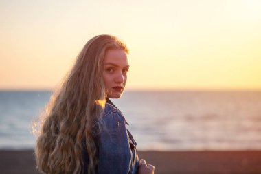 Sahilde temiz hava özgürlük günbatımı üzerinde zevk güzel kadın.