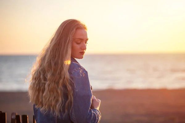 Belle Femme Sur Plage Profitant Liberté Air Frais Coucher Soleil — Photo