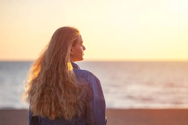 Belle Femme Sur Plage Profitant Liberté Air Frais Coucher Soleil — Photo