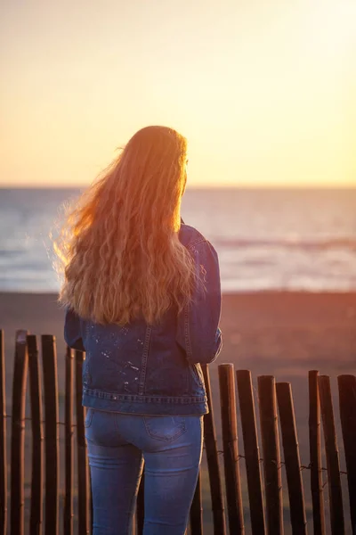 Belle Femme Sur Plage Profitant Liberté Air Frais Coucher Soleil — Photo