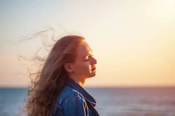 Mulher Bonita Praia Desfrutando Liberdade Fresco Pôr Sol — Fotografia de Stock