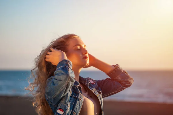 Mulher Bonita Praia Desfrutando Liberdade Fresco Pôr Sol — Fotografia de Stock