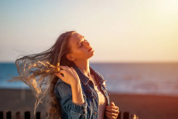 Belle Femme Sur Plage Profitant Liberté Air Frais Coucher Soleil — Photo