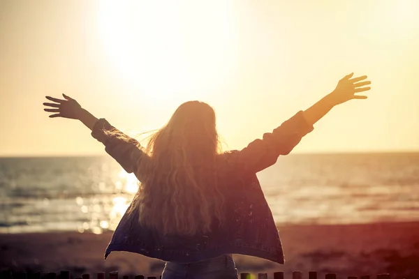 Sahilde temiz hava özgürlük günbatımı üzerinde zevk güzel kadın.