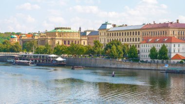 Güzel Prag'da Vltava Nehri için yaz günü görüntüleyin.