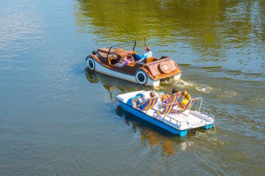 turistler enyoing aşağı soğutma Vltava üzerinde küçük bir tekne içinde rive, Prague, Çek Cumhuriyeti.