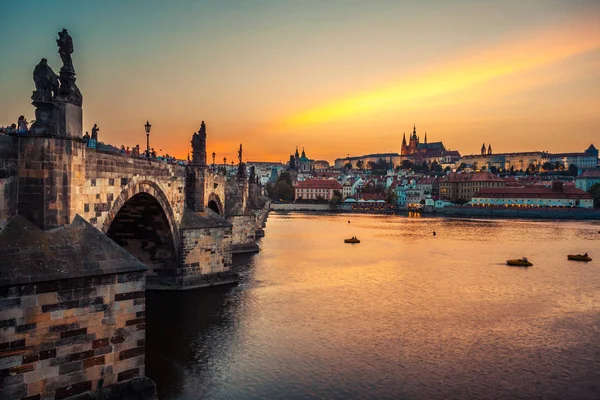 Prag Kalesi Charles Köprüsü Gün Batımında Çek Cumhuriyeti — Stok fotoğraf