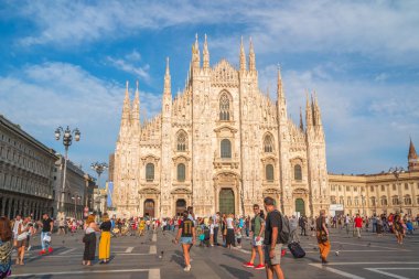 Milan, İtalya - 14.08.2018: Katedrali Duomo di Milano ve Vittorio Emanuele Galerisi meydanı Piazza Duomo akşam.