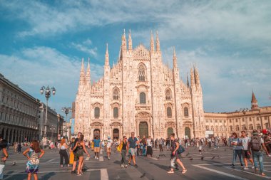 Milan, İtalya - 14.08.2018: Katedrali Duomo di Milano ve Vittorio Emanuele Galerisi meydanı Piazza Duomo akşam.