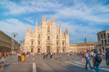 Milan, İtalya - 14.08.2018: Katedrali Duomo di Milano ve Vittorio Emanuele Galerisi meydanı Piazza Duomo akşam.