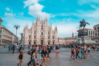 Milan, İtalya - 14.08.2018: Katedrali Duomo di Milano ve Vittorio Emanuele Galerisi meydanı Piazza Duomo akşam.