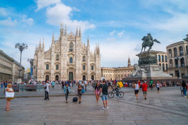 Milan, İtalya - 14.08.2018: Katedrali Duomo di Milano ve Vittorio Emanuele Galerisi meydanı Piazza Duomo akşam.