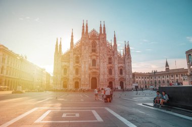 Milan, İtalya - 14.08.2018: Katedrali Duomo di Milano ve Vittorio Emanuele Galerisi meydanı Piazza Duomo olarak güneşli sabah.