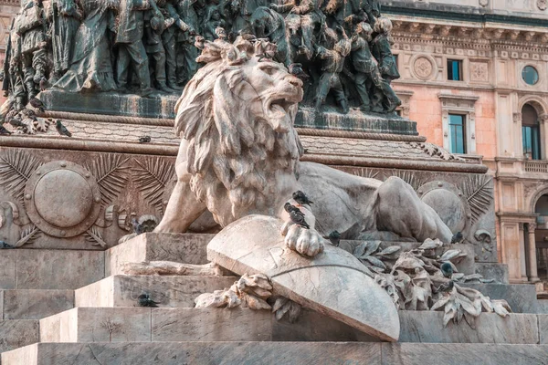 Mediolan, Włochy - 14.08.2018: Konny posąg króla Vittorio Em — Zdjęcie stockowe