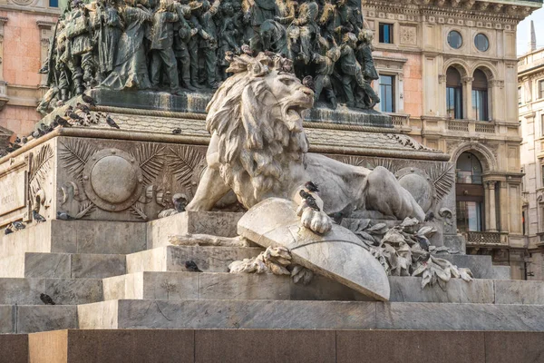 Milán, Italia - 14.08.2018: Estatua ecuestre del rey Vittorio Em — Foto de Stock
