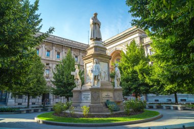 Leonardo'nun anıtın üzerindeki piazza della scala, milan, İtalya.