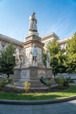 Leonardo'nun anıtın üzerindeki piazza della scala, milan, İtalya.