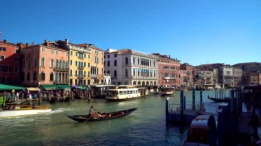 Venice, İtalya - 16.08.2018: gondol Venedik Stok görüntüleri dar kanallar turist ile