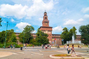 Milan, İtalya - 14.08.2018: Sforza Kalesi - Castello Sforzesco'ya ve Çeşme için ana giriş.
