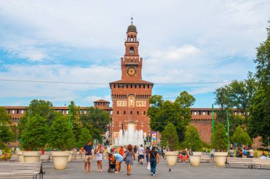 Milan, İtalya - 14.08.2018: Sforza Kalesi - Castello Sforzesco'ya ve Çeşme için ana giriş.