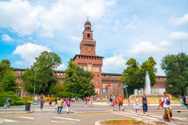 Milan, İtalya - 14.08.2018: Sforza Kalesi - Castello Sforzesco'ya ve Çeşme için ana giriş.