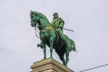 Milan, İtalya - 14.08.2018: Cairoli Giuseppe Garibaldi kare, heykeli.