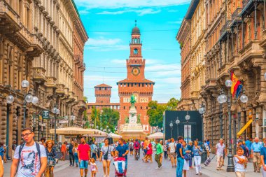 Milan, İtalya - 14.08.2018: Via Dante Milan şehir merkezinde sokak üzerinde yürüyen insanlar.