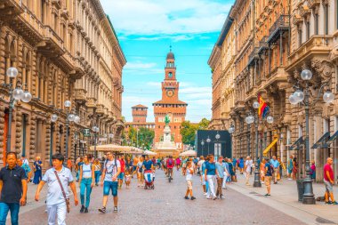 Milan, İtalya - 14.08.2018: Via Dante Milan şehir merkezinde sokak üzerinde yürüyen insanlar.