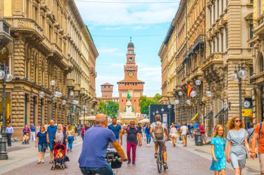 Milan, İtalya - 14.08.2018: Via Dante Milan şehir merkezinde sokak üzerinde yürüyen insanlar.
