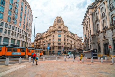 Milan, İtalya - 14.08.2018: Milan binalar çalıştırmak eski stil elektrikli tramvay.