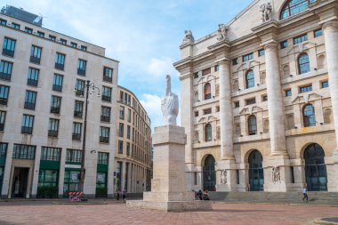 Milan, İtalya - 14.08.2018: Piazza Affari, özgürlüğün sembolü, orta parmak heykel.