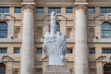 Milan, İtalya - 14.08.2018: Piazza Affari, özgürlüğün sembolü, orta parmak heykel.