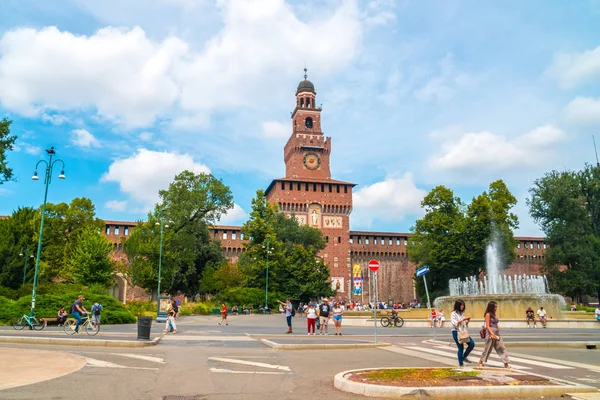 Milán Itálie 2018 Hlavní Vchod Zámku Sforza Castello Sforzesco Fontána — Stock fotografie