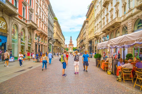 Milán Italia 2018 Gente Caminando Por Calle Dante Centro Milán — Foto de Stock