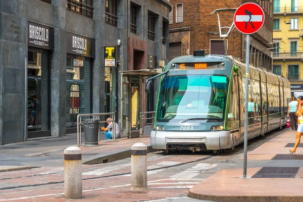 Милан Италия 2018 Современный Электрический Трамвай Проходит Через Здания Милана — стоковое фото